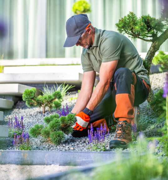 L'équipe de paysagistes au travail dans un jardin de Haute-Saône